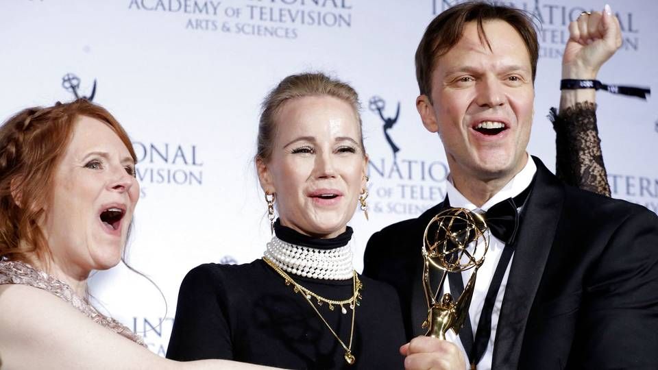 Skuespilleren Sofia Helin (M) og instruktør Alexander Eik (TH) ved Emmy Awards | Foto: Kena Betancur/AFP/Ritzau Scanpix