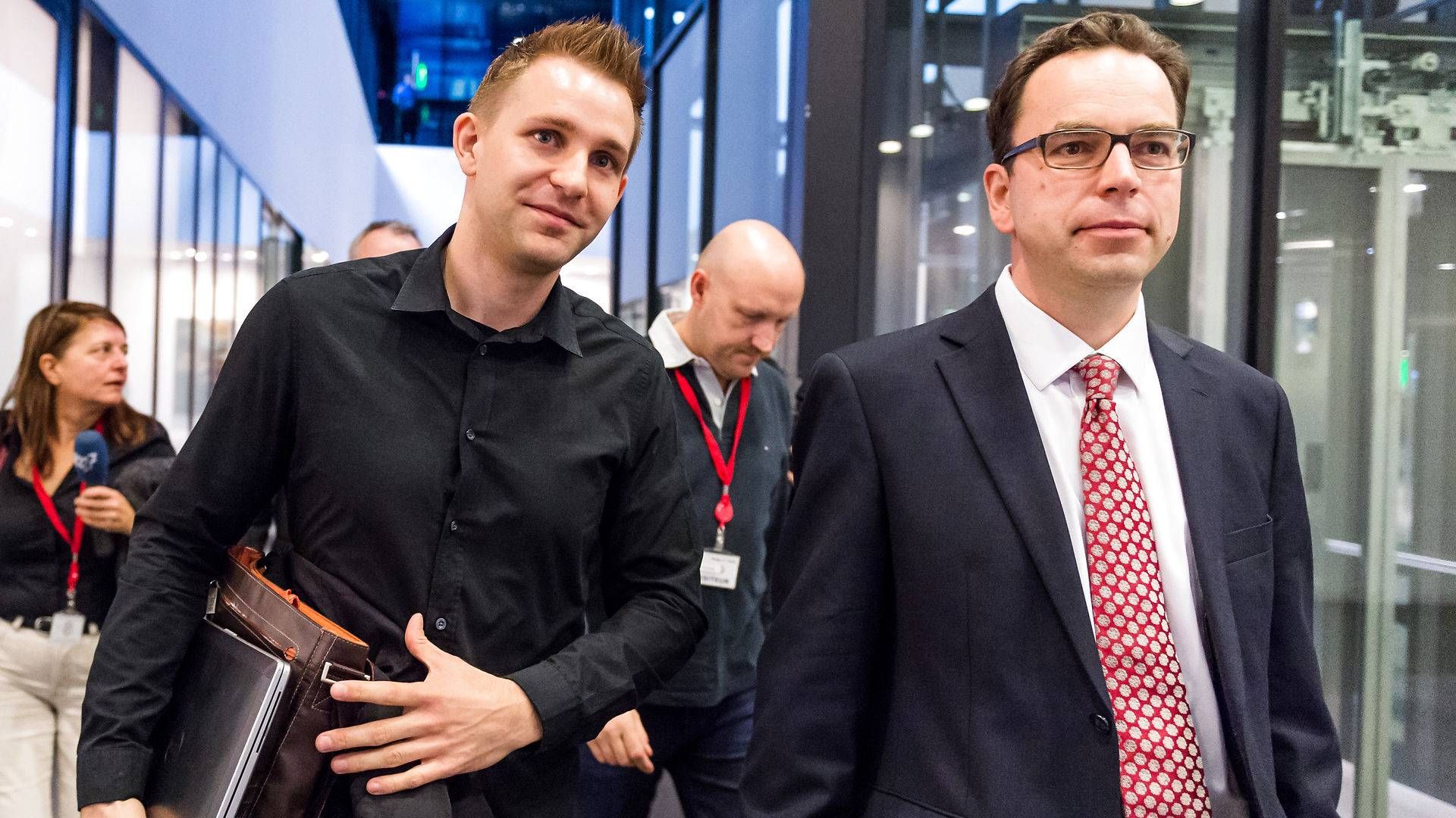 Den østrigske jurist og aktivist Max Schrems (tv.) har i årevis kastet grus i maskineriet på store techkoncerner. Her ses han på vej ud af EU-Domstolens lokaler i Luxembourg i 2015 under en anden sag om databeskyttelse. | Foto: Geert Vanden Wijngaert/AP/Ritzau Scanpix