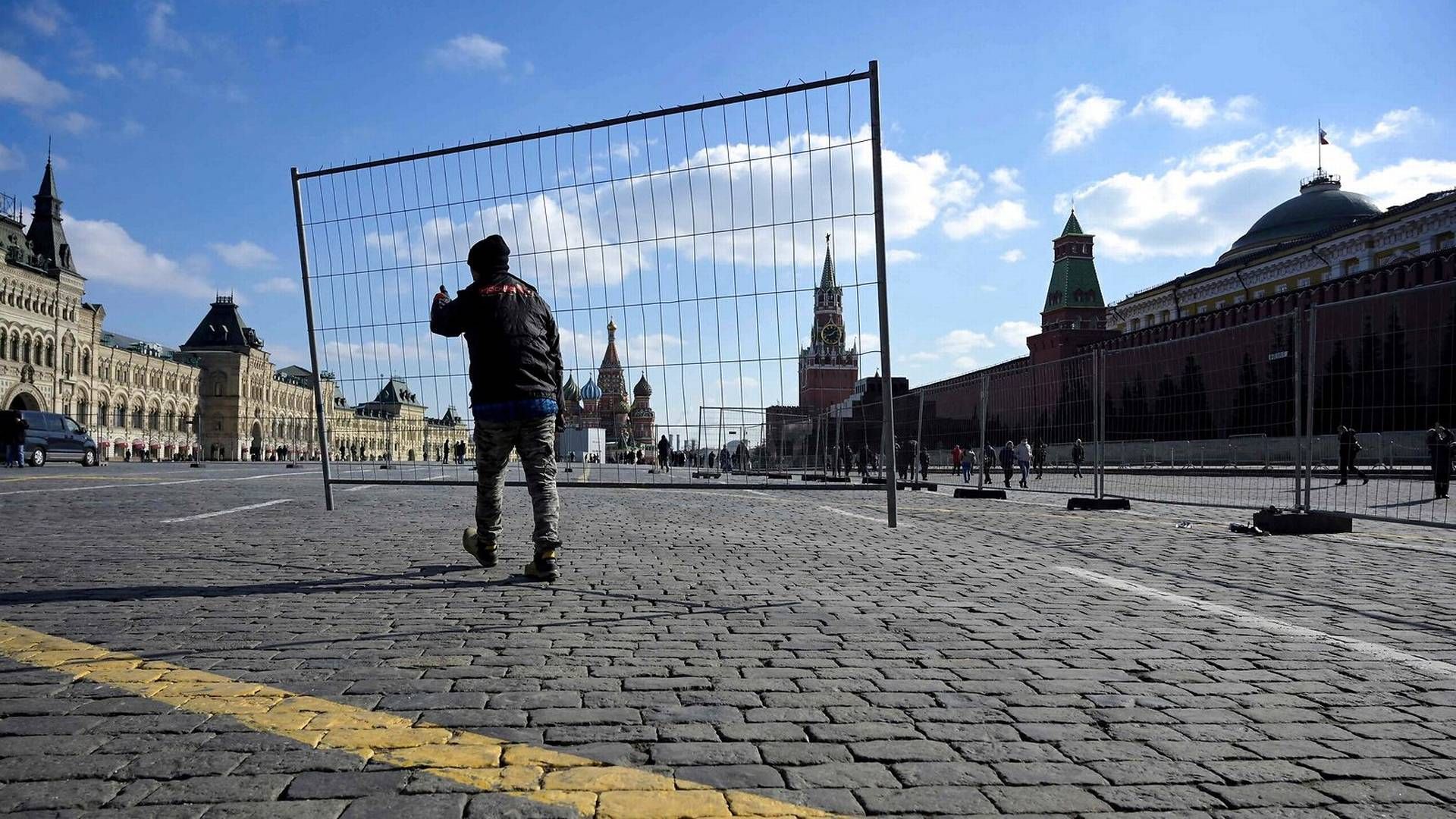 En person i færd med at hegne det russiske statshovedsæde, Kremlin, i Moskva ind. | Foto: AFP/Ritzau Scanpix