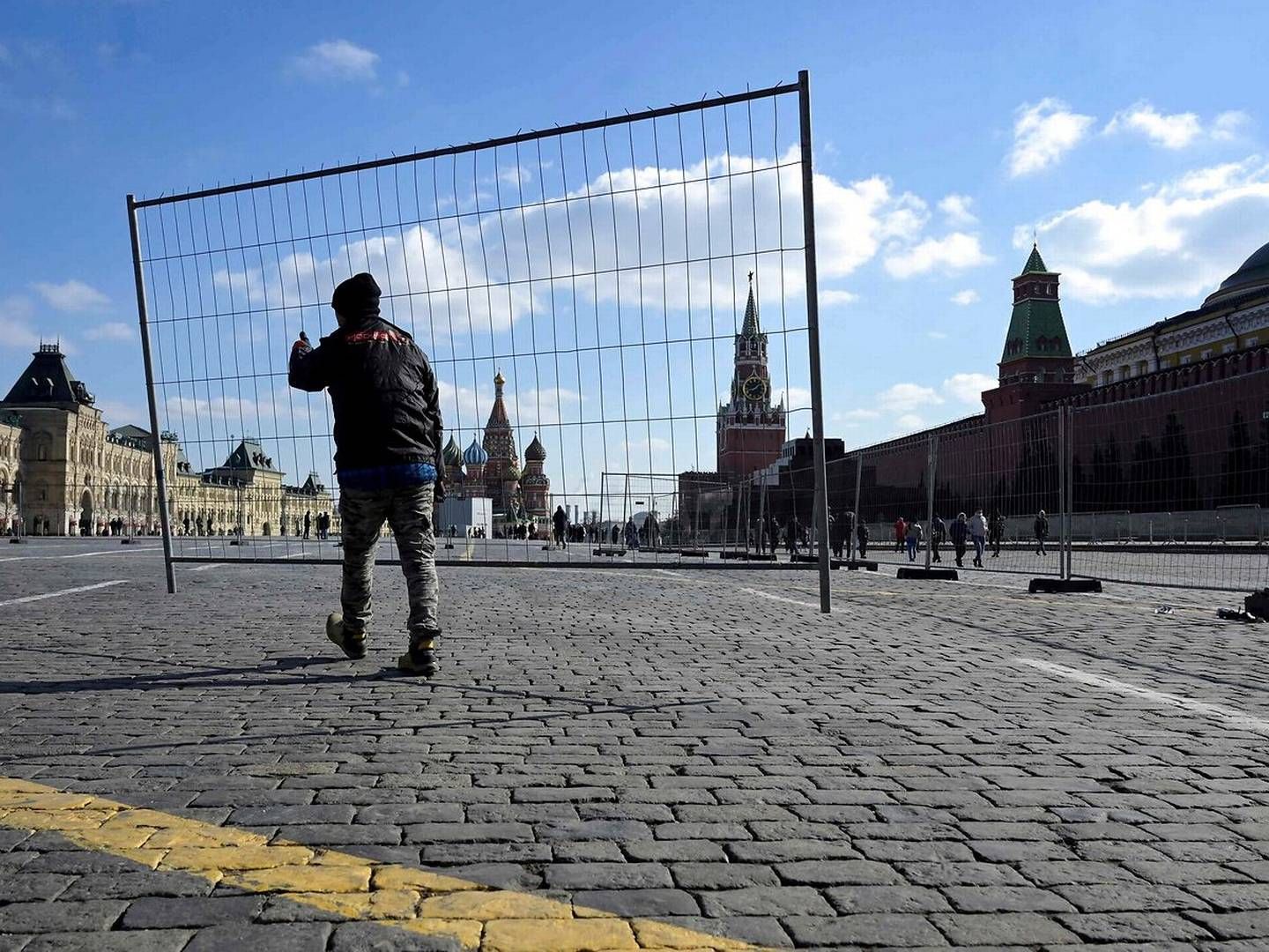 En person i færd med at hegne det russiske statshovedsæde, Kremlin, i Moskva ind. | Foto: AFP/Ritzau Scanpix