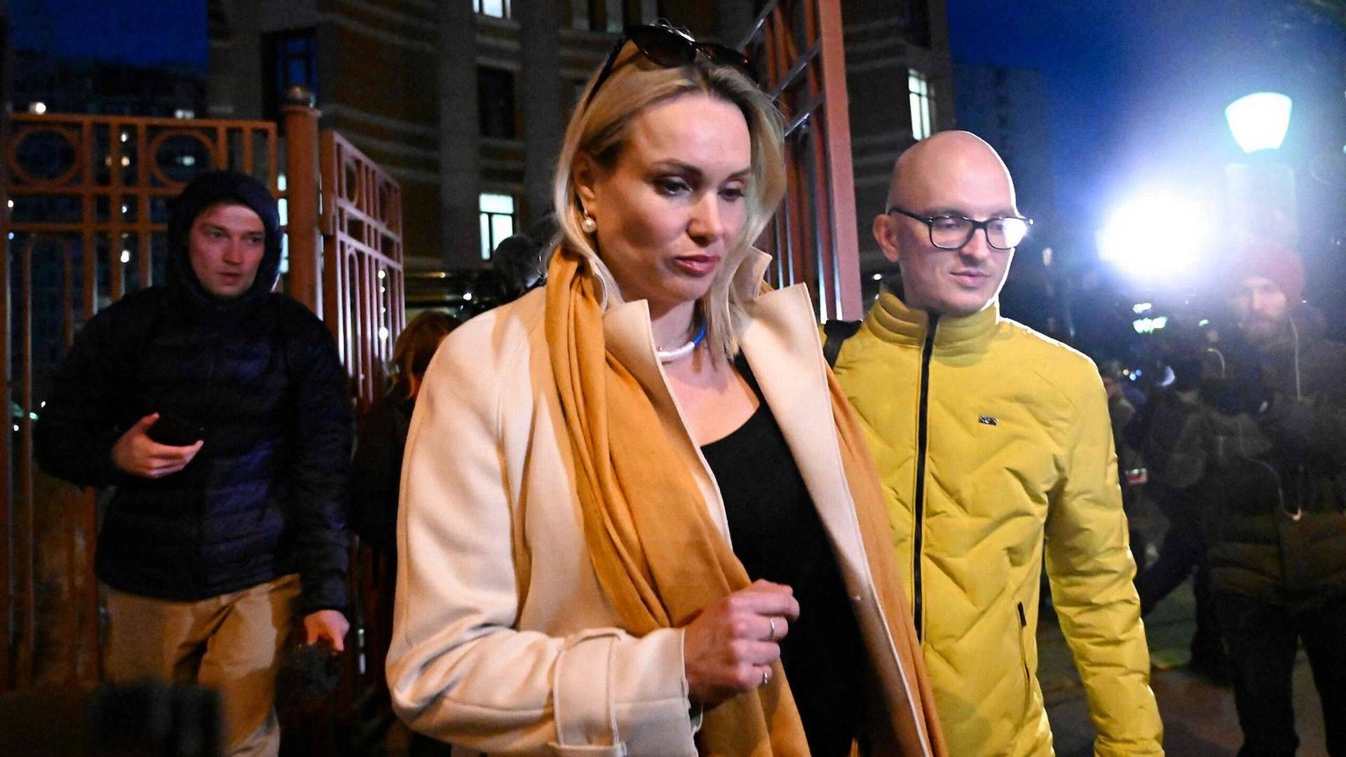 Marina Ovsyannikova og hendes advokat på vej ud af retsbygningen i Moskva, hvor hun blev tilbageholdt. | Foto: AFP/Ritzau Scanpix