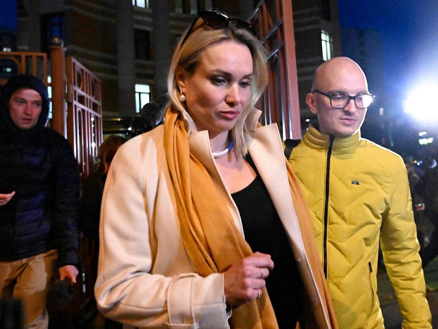 Marina Ovsyannikova og hendes advokat på vej ud af retsbygningen i Moskva, hvor hun blev tilbageholdt. | Foto: AFP/Ritzau Scanpix