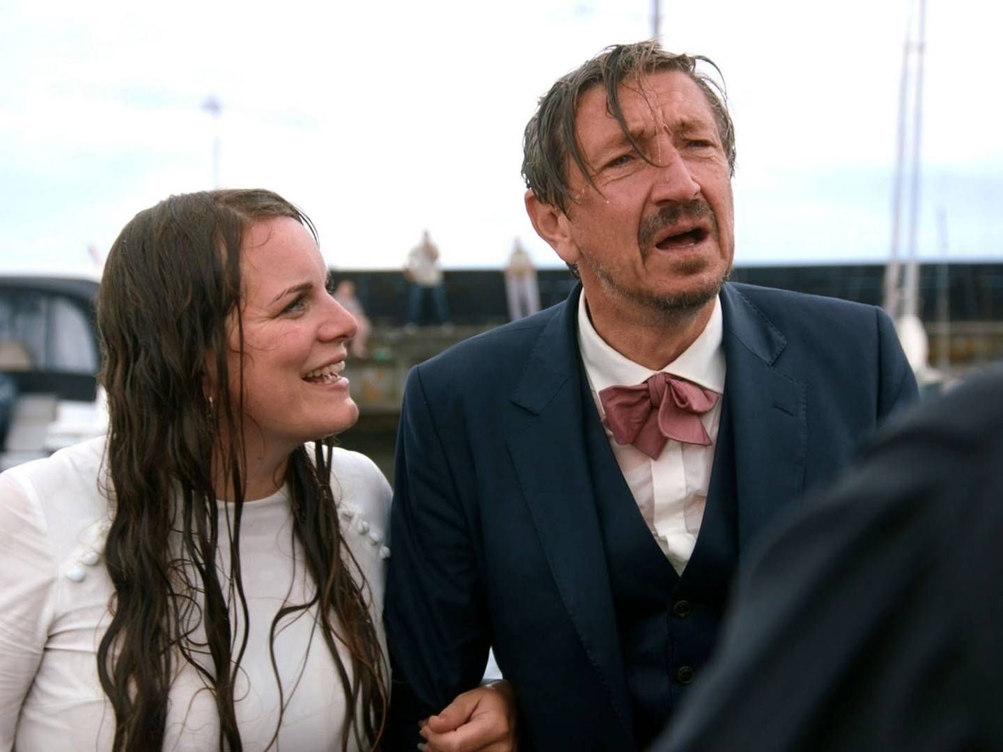 Skuespillerne Lise Baastrup og Nicolaj Kopernikus i DR's tv-serie "Hvor ligger Løkken". | Foto: Tobias Scavenius, DR.