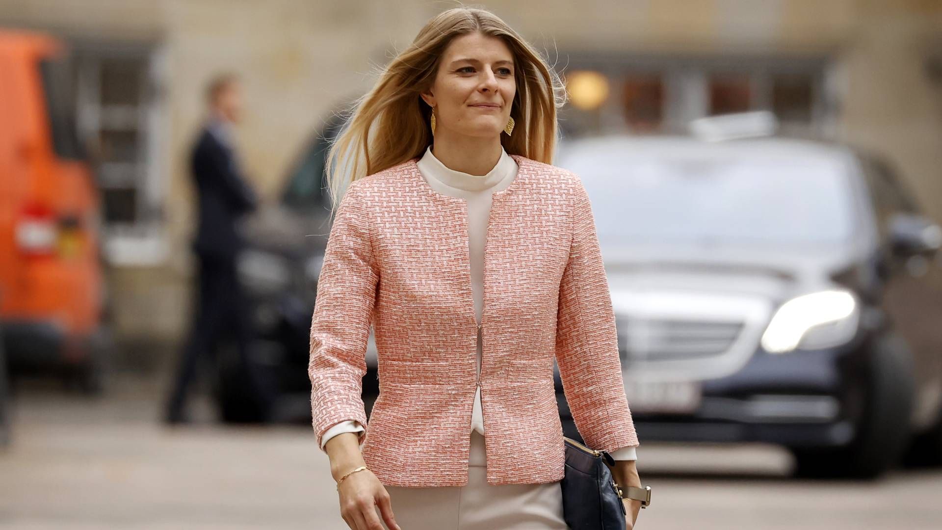 Kulturminister Ane Halsboe-Jørgensen præsenterer medieaftalen ved doorstep lørdag formiddag. | Foto: Jens Dresling