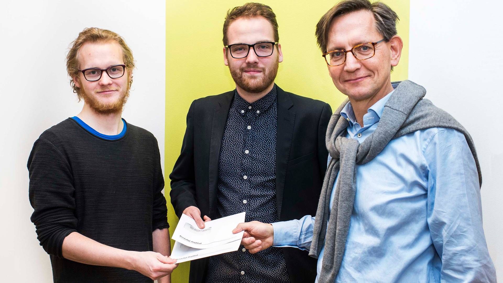 Adm. direktør og chefredaktør for Kristeligt Dagblad, Erik Bjerager (th) sammen med vinderne af avisens Tro, Etik og Eksistens-pris | Foto: Kristeligt Dagblad
