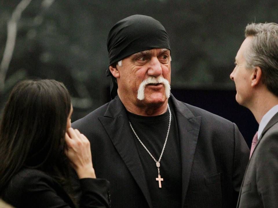 Terry Bollea, også kendt som Hulk Hogan, taler med sine advokater under retssagen. | Foto: Dirk Shadd/AP/Polfoto