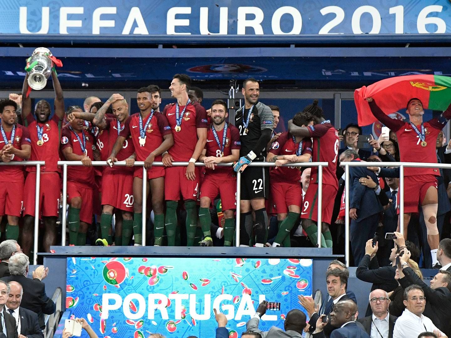 Portugals mandskab fejrer sejren ved sommerens EM i fodbold. | Foto: Martin Meissner/AP/Polfoto/Arkiv