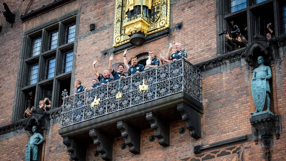 Mandag var det 25 år siden Danmark vandt EM i fodbold, og det blev fejret på Københavns Rådhus, hvor EM-holdet var samlet og trådte ud på balkonen klokken 12:00 med EM ’92-trofæet. | Foto: /ritzau/Anders Rye Skjoldjensen